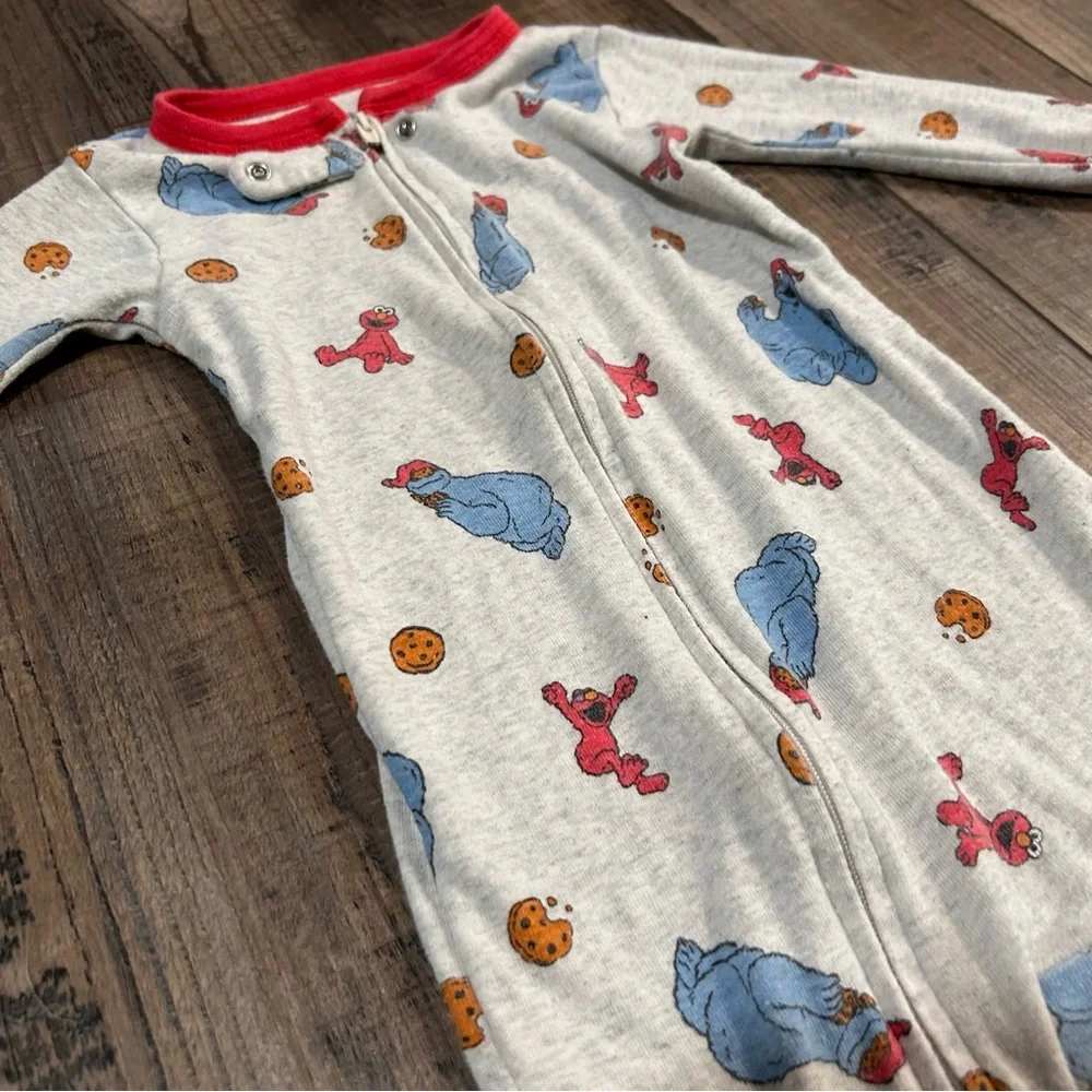 Carter’s Sesame Street Pajamas Footed Sleeper Size 24 Months Organic‎ Cotton
